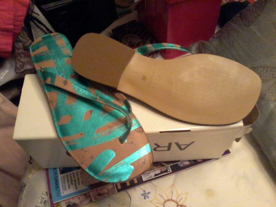 Sandálias novas Pele Arezzo 37 em caixa - 20€ (novas entrega Lisboa)