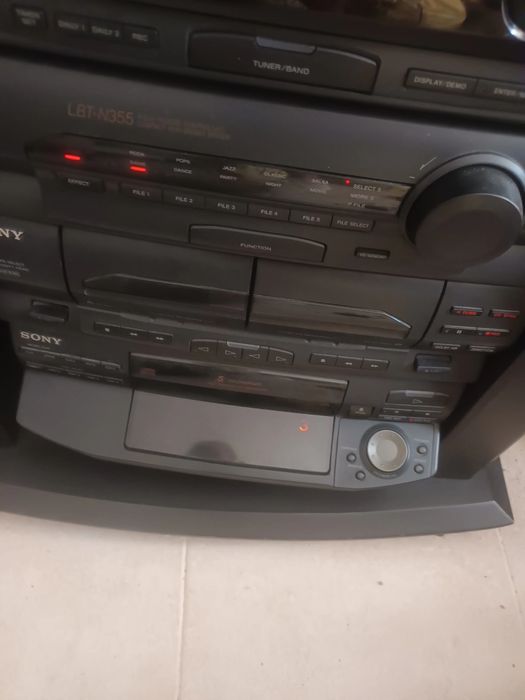 Aparelhagem Sony rádio, cassetes, e leitor com 5 Cd's e 2 colunas com 120 wats de som