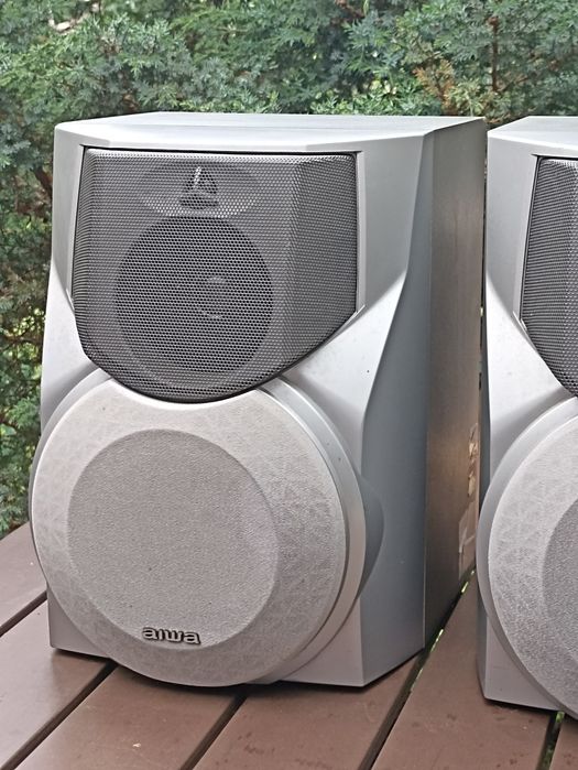 Zestaw: AIWA trójdrożne drewniane kolumny głośnikowe + wieża