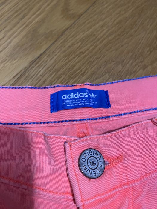 Damskie spodnie jeansowe marki Adidas