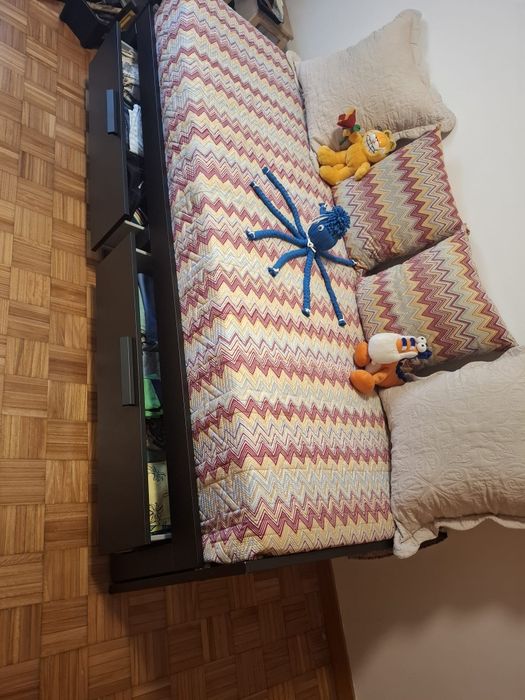 Cama com arrumação, com colchão