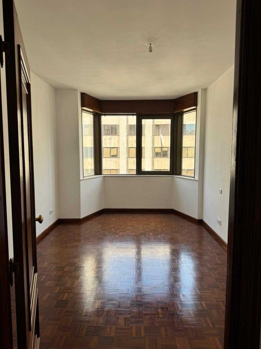 Arrendo T2 com garagem no centro de Valença — Av. de São Teotónio (Edifício Lepanto)