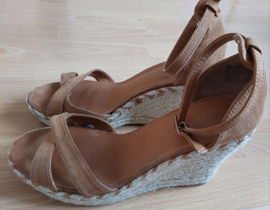 Buty na koturnie