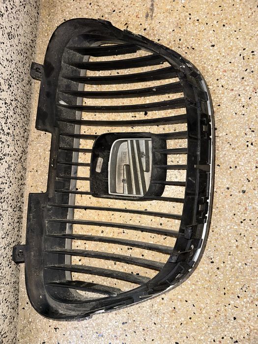 Farol direito seat leon e grelha frontal
