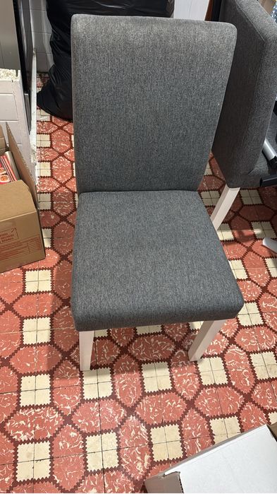 Cadeiras e mesa a venda