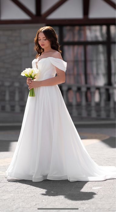 Весільна сукня зі шлейфом