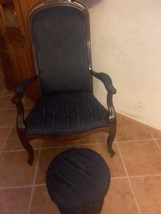 Poltrona clássica estofada e pufe redondo estofado