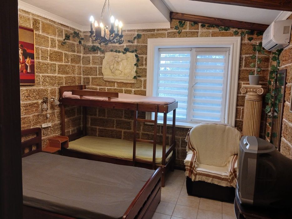 Сдам домик(ЗДАМ будиночок) с местом для автомобиля во дворе