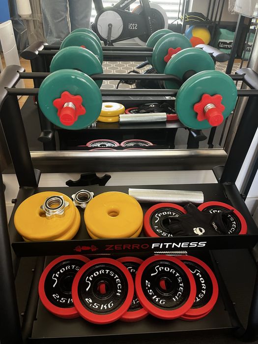 Equipamento de musculação Zerro Fitness com pesos e acessórios
