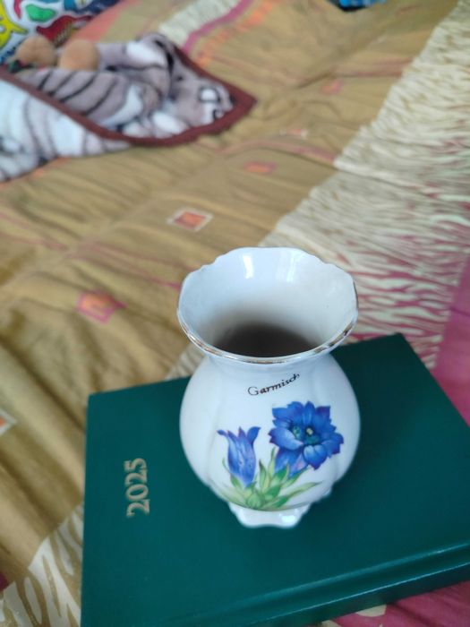 Wazonik mały porcelanowy na kwiaty