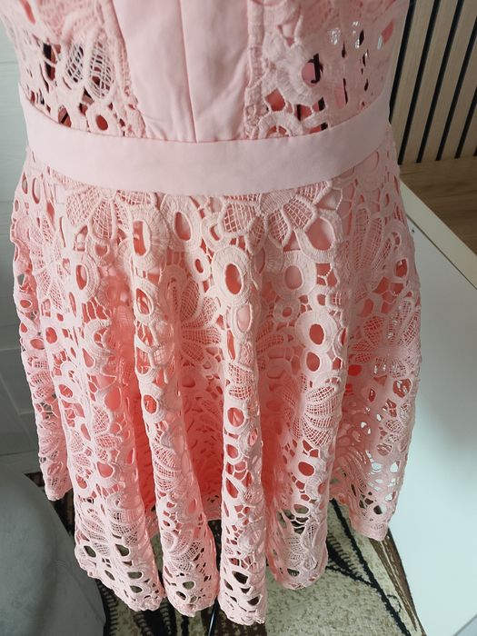 Pudrowo-różowa koronkowa sukienka , rozkloszowana S 36