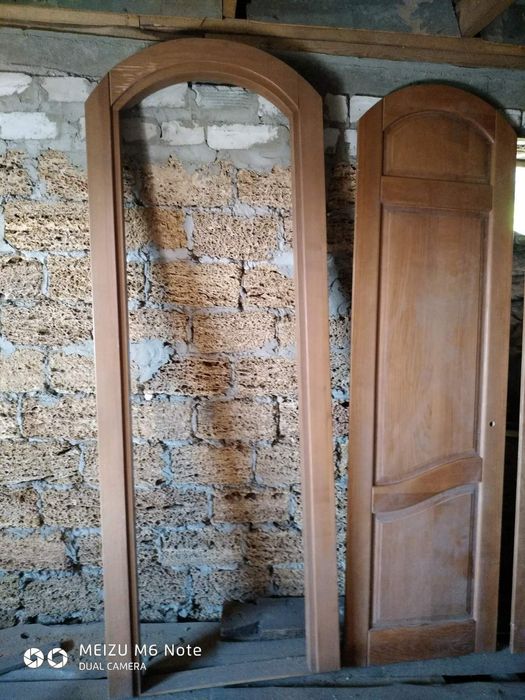 Деревянная дверь