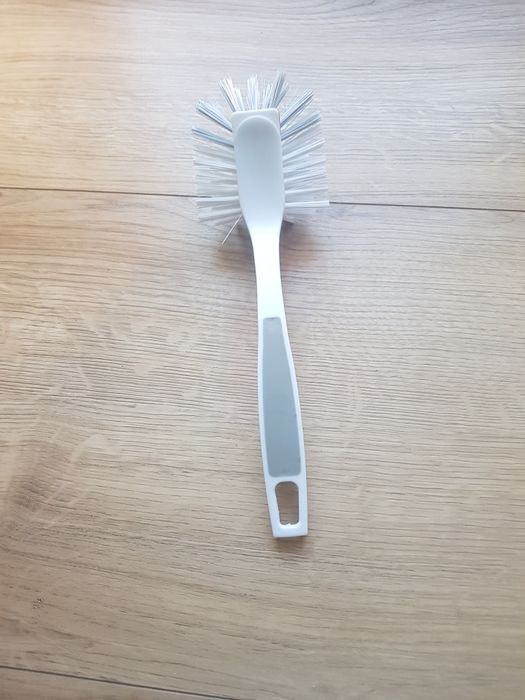 Nowa szczotka do mycia naczyń.