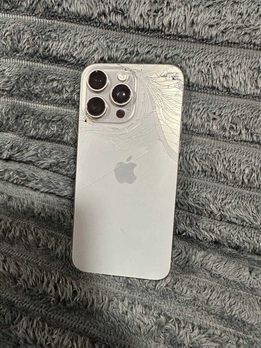 Apple iPhone 15 Pro Max на запчасти не включается