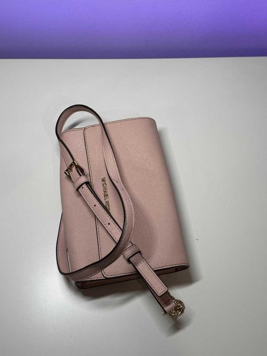 Mala Micheal Kors rosa com uso