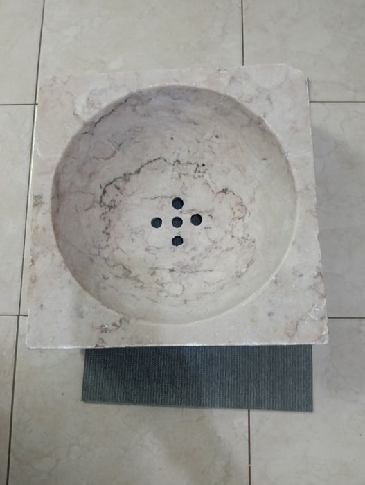 Pia em pedra maciça
