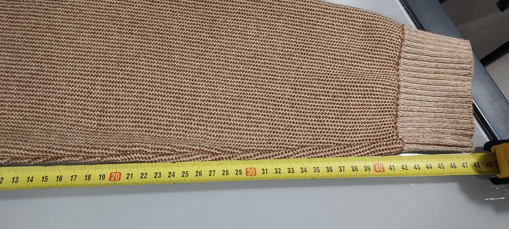 Malha castanha para homem sem uso