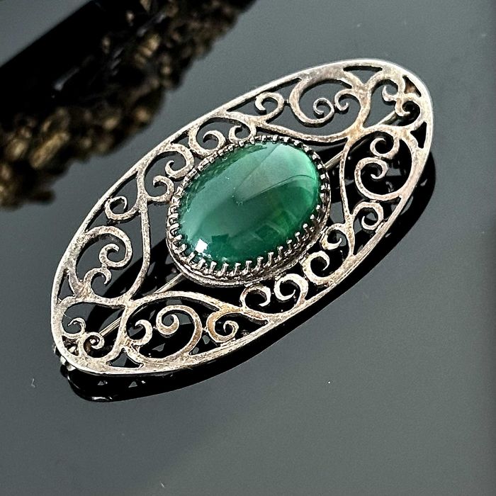 Srebrna broszka z naturalnym Szmaragdem z ok. 1950r próba 835