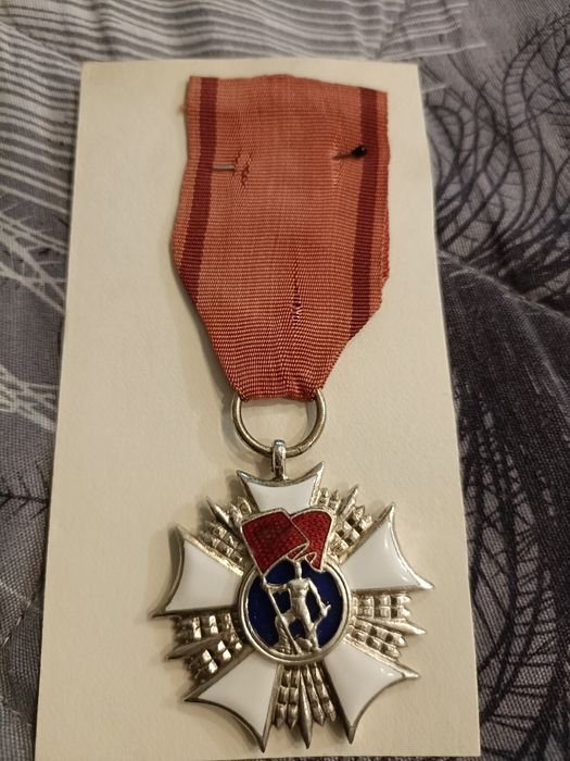 Order sztandaru pracy II KL piękny stan Etui 1