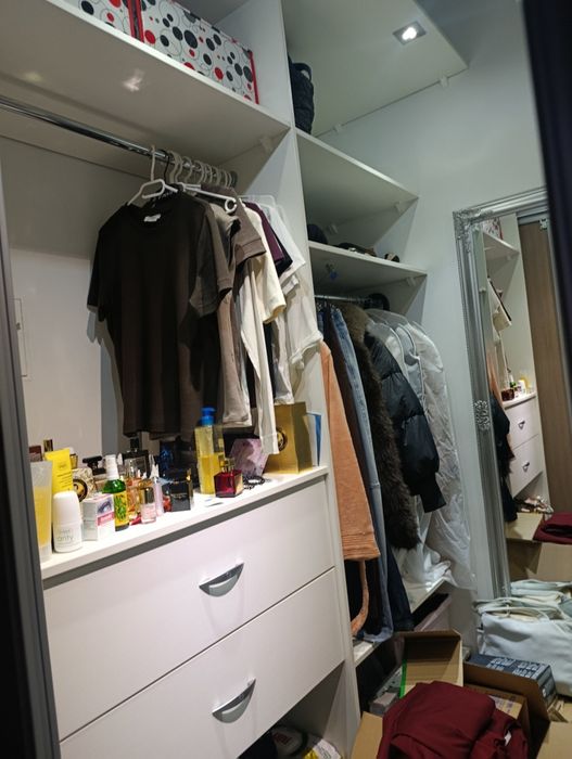 Sprzedam Garderobę wraz z drzwiami przesuwnymi.