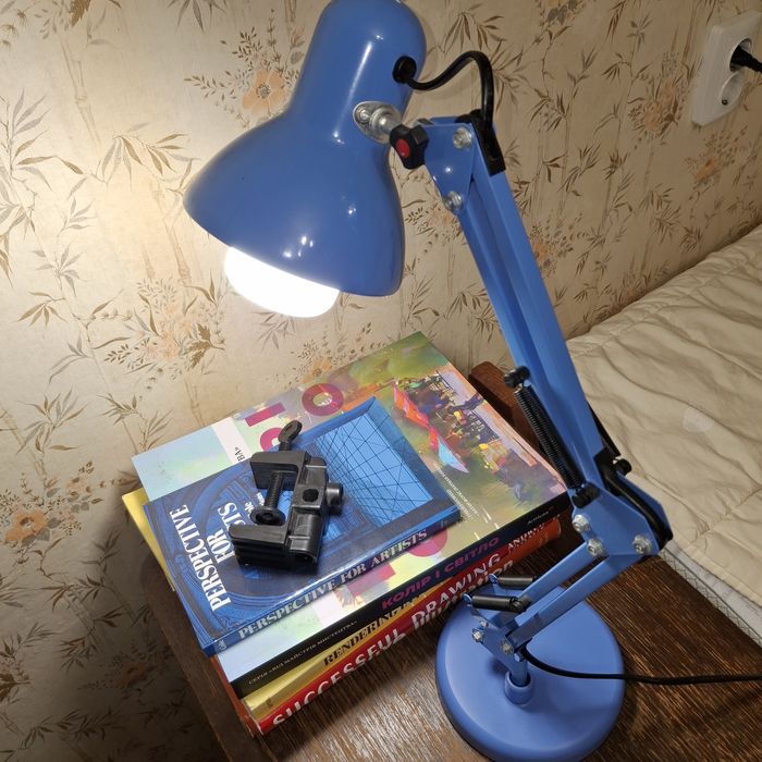 Лампа настільна , пантораф . Для креслення . Кріплення зі струбциною