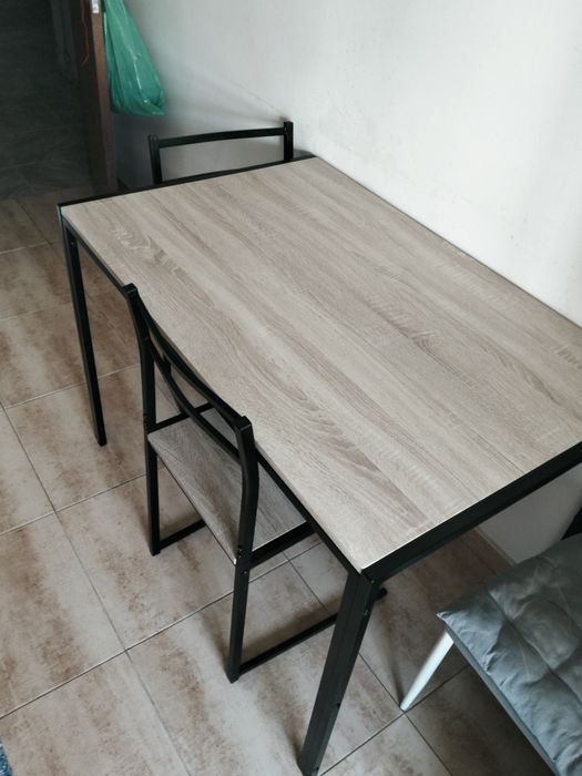 Mesa de cozinha com duas cadeiras