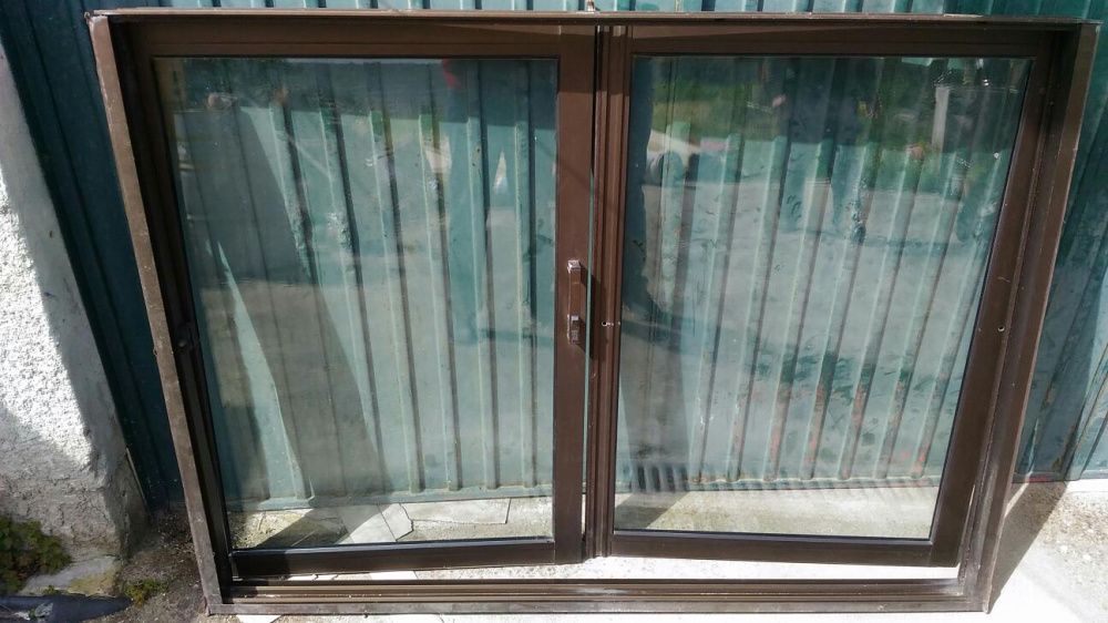 Conjunto de janelas / portas sacadas