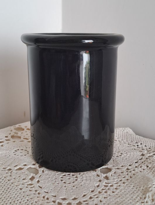 Jarra preta em barro branco