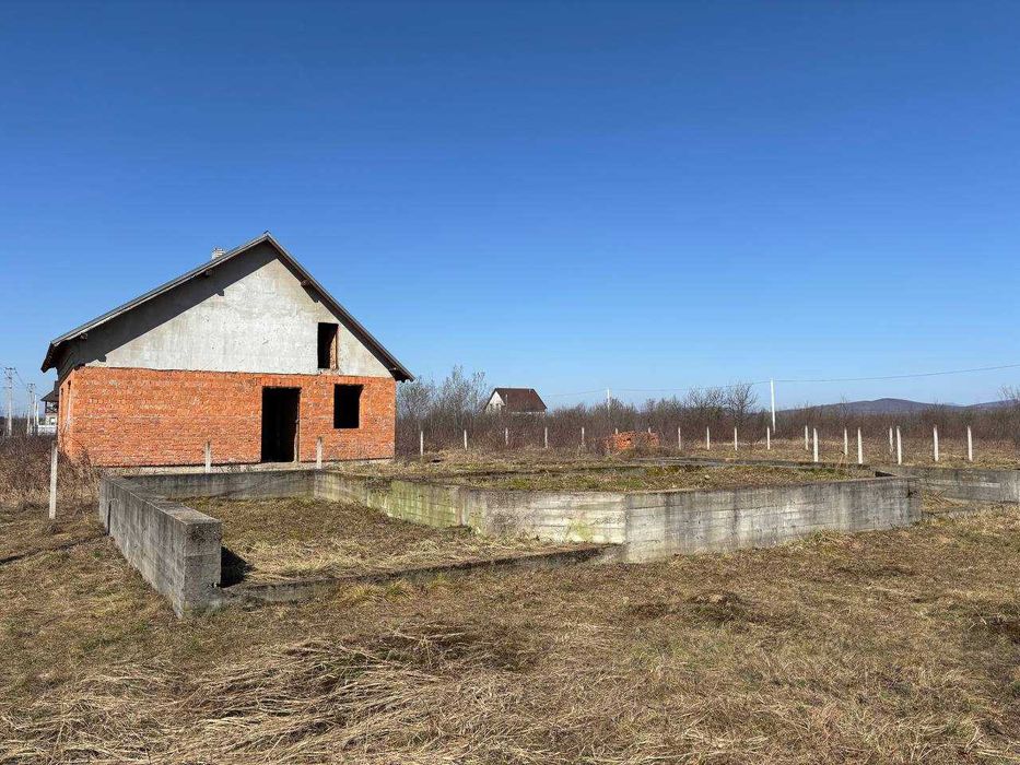 Готова ділянка під будівництво (фундамент, комунікації)