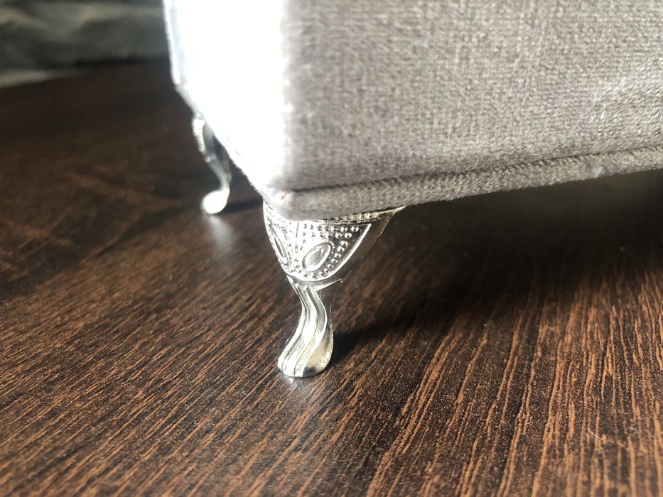 Elegancka szaktułka na biżuterię 48tknd