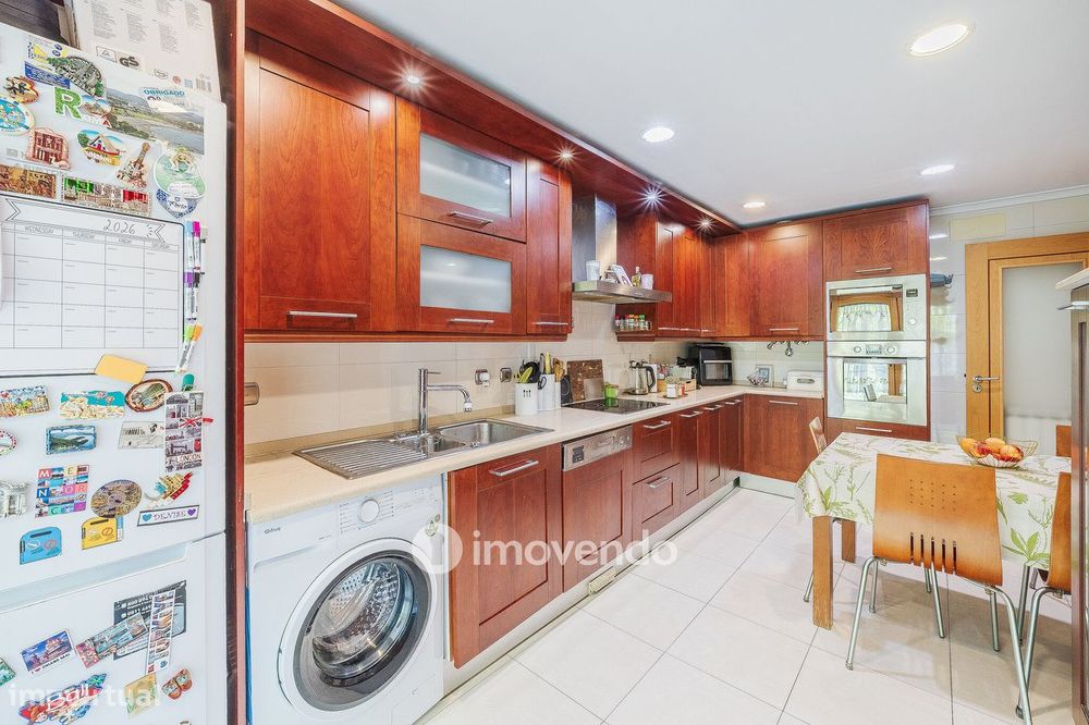 Apartamento T2 moderno, com garagem e varanda enorme, na Malvarosa