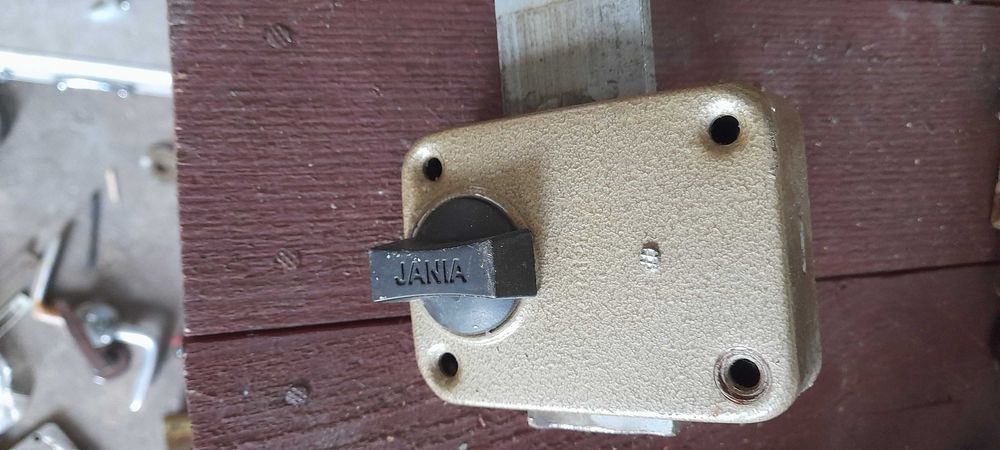Zamki zawiasy różne