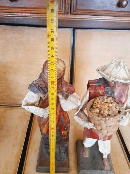 2 figuras em Papel Mache.