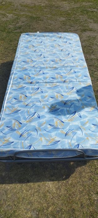 Łóżko polowe na kółkach