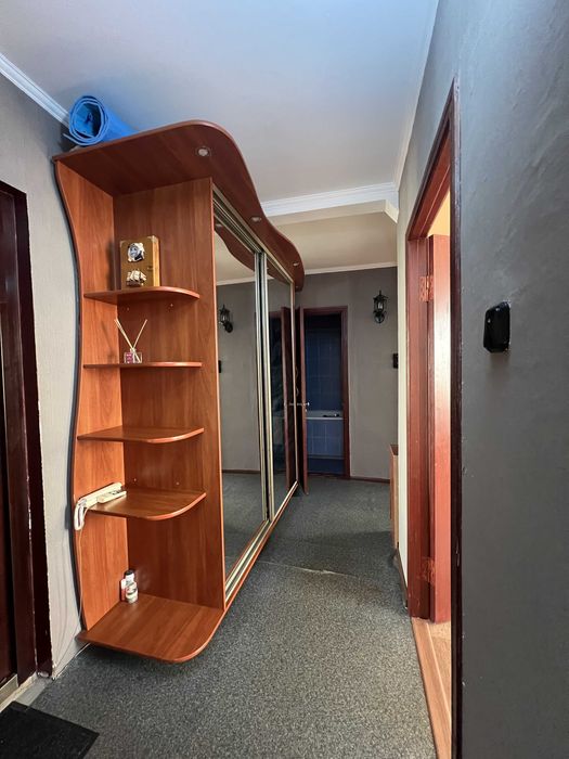 Простора 2-к квартира ,середний поверх