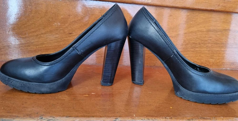 Sapatos pretos compensados Deichmann