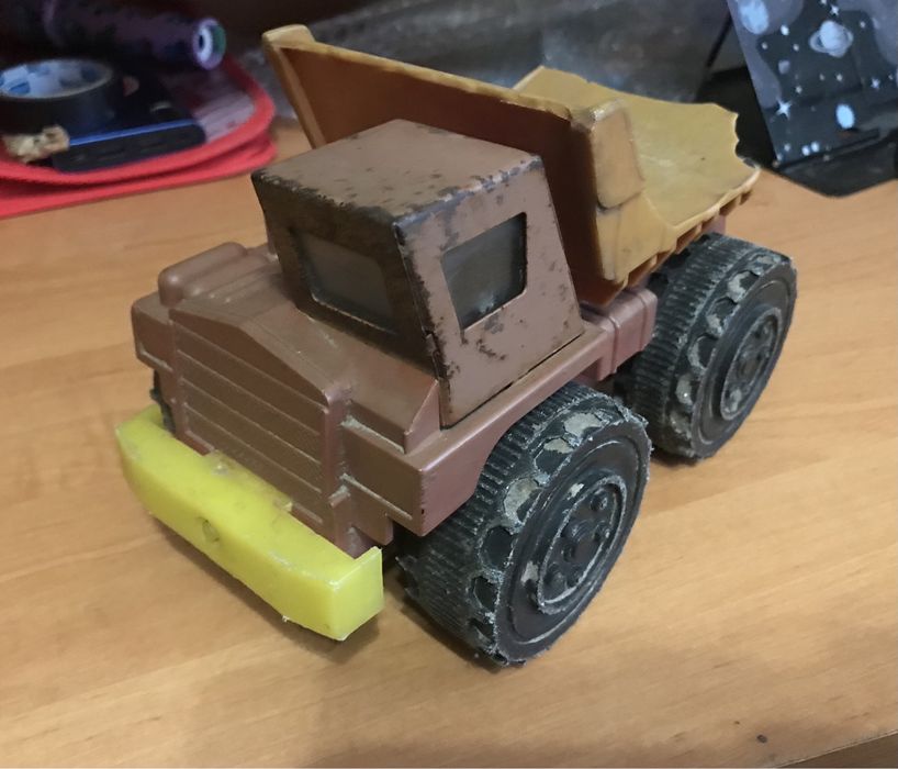 Самосвал і трактор