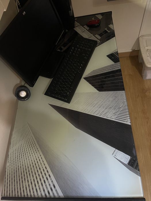 ⸻  Mesa de Secretária em Vidro Temperado com Estrutura Metálica