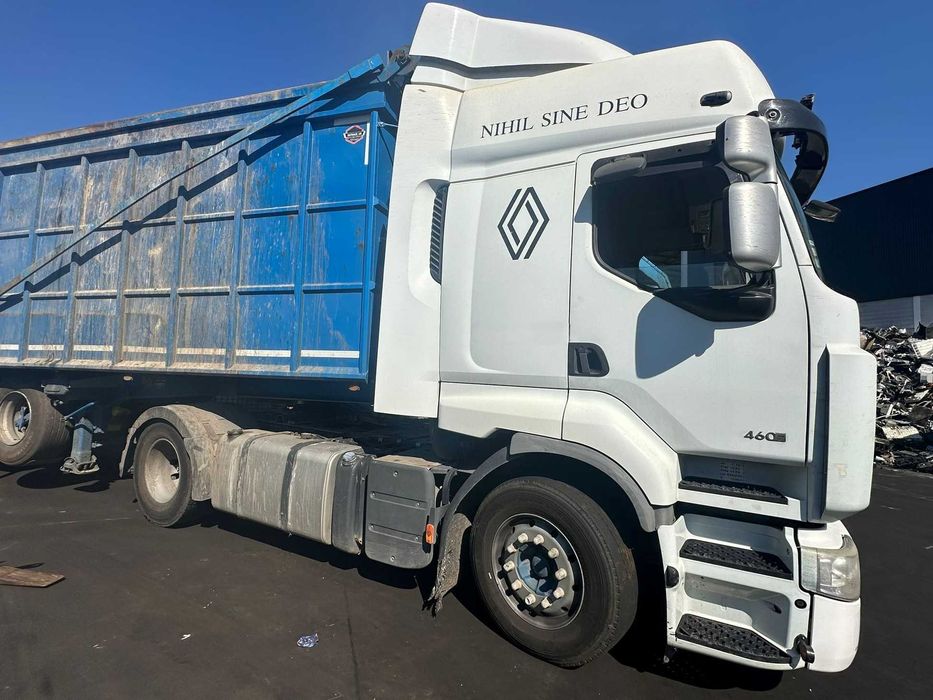 Camião Volvo FH16 e Renault Premium 460
