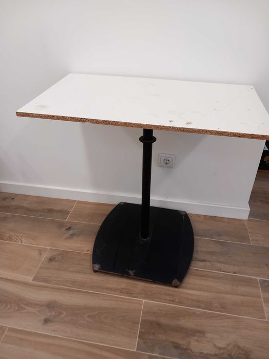 mesa em madeira e base em metal