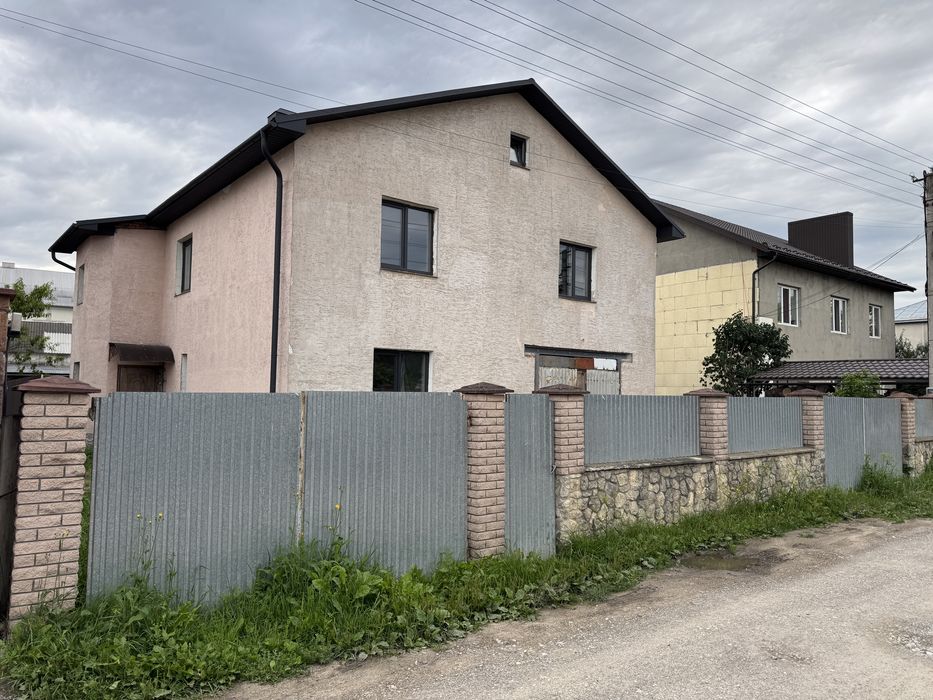 Продам двохповерховий будинок