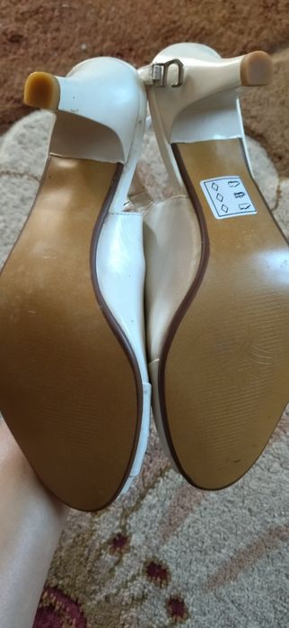 Жіночі білі босоніжки 38 розмір нові