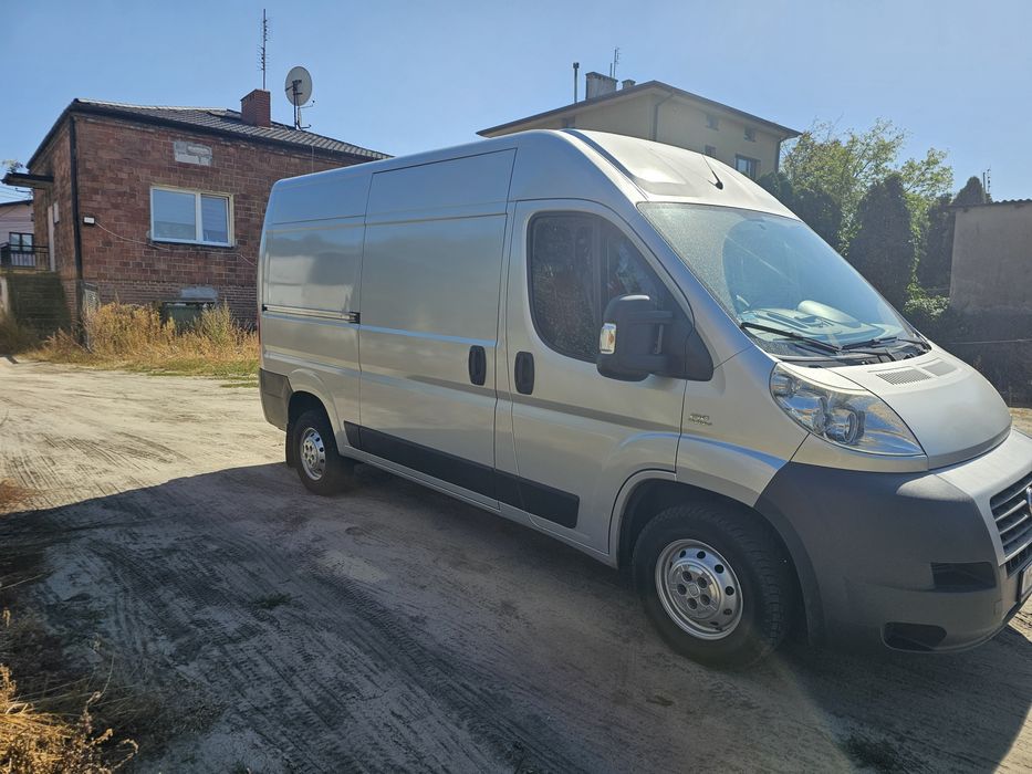 Wynajem busów wypożyczalnia aut dostawczych z windą autolaweta