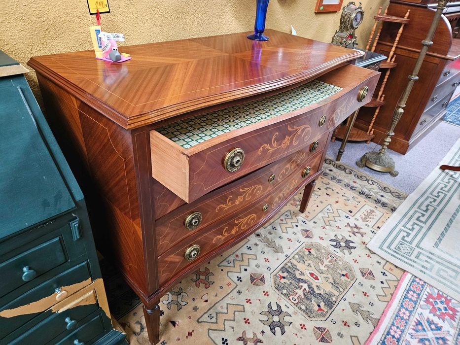 Cómoda antiga estilo D. Maria - Muito bom estado geral