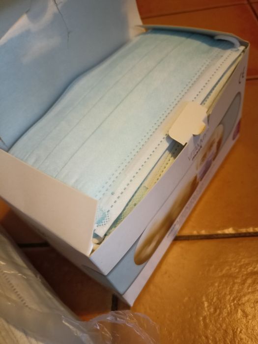 Maseczki 3 warstwowe ponad 100 sztuk , uszkodzone opakowanie