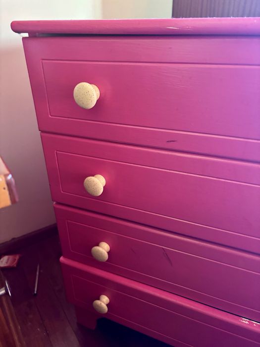 Comoda rosa com puxadores em ceramica