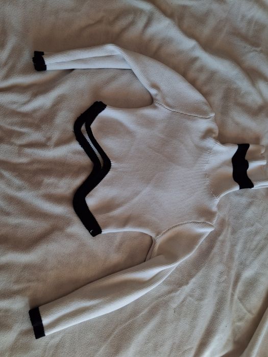 Camisola branca com detalhes pretos