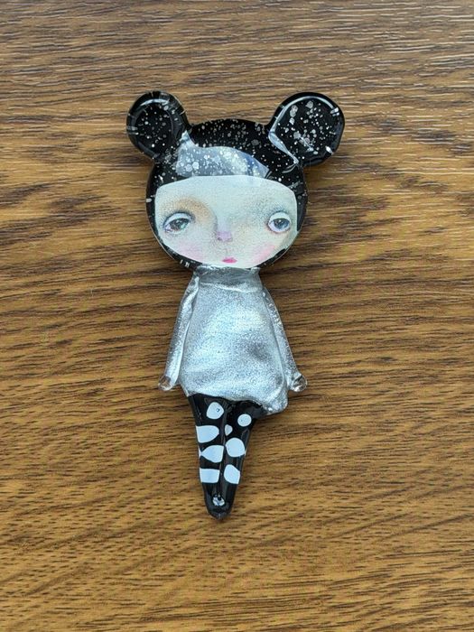 Broszka laleczka Marty Misiuro