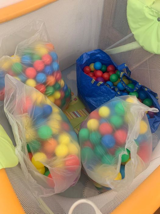 Parque infantil CAM com centenas de bolas