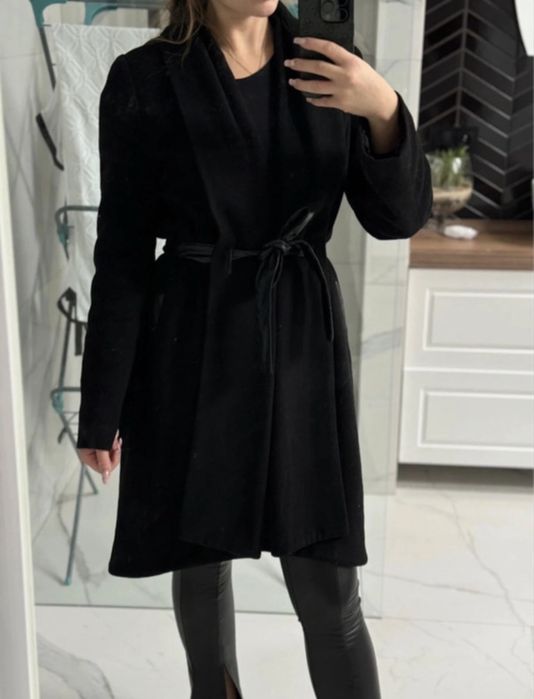 Damski płaszcz wełniany czarny z paskiem